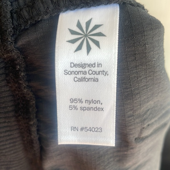 Athleta Casual black short w/ cuff - Picture 6 of 6